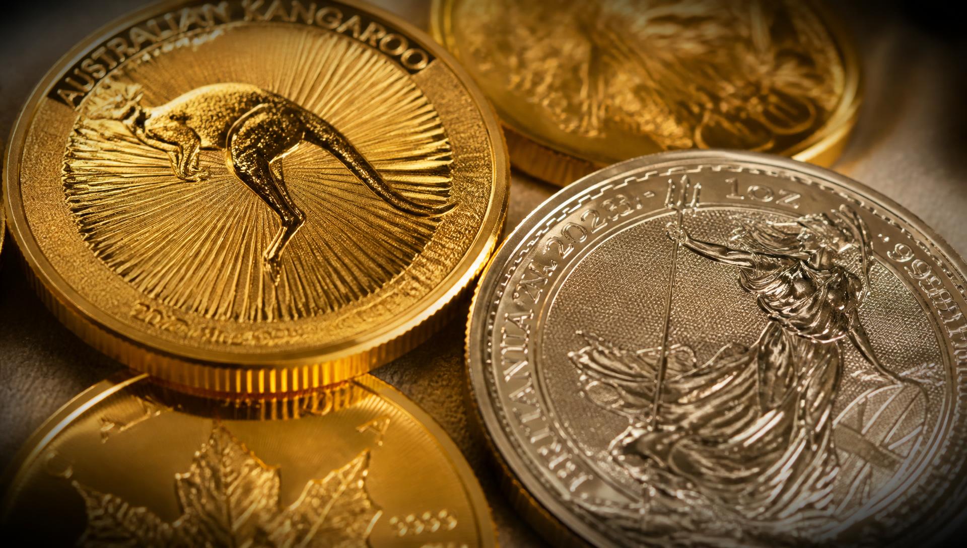 Gold- und Silbermünzen in Nahaufnahme